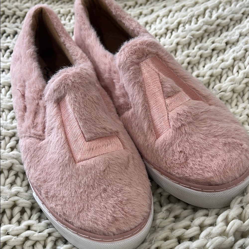 QUPID Pink Fuzzy LA Slip-On Shoes- 8